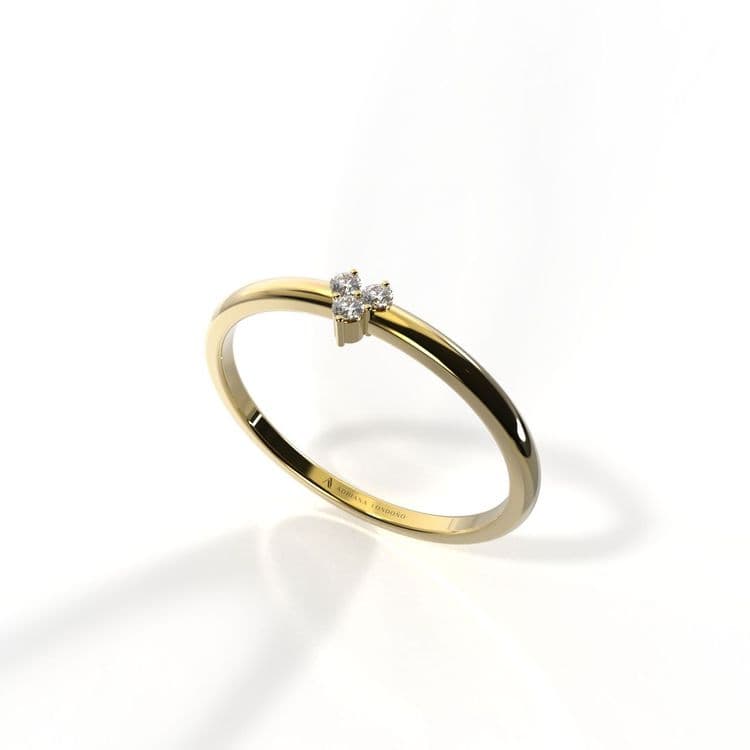 Anillo con 3 diamantes forma corazon