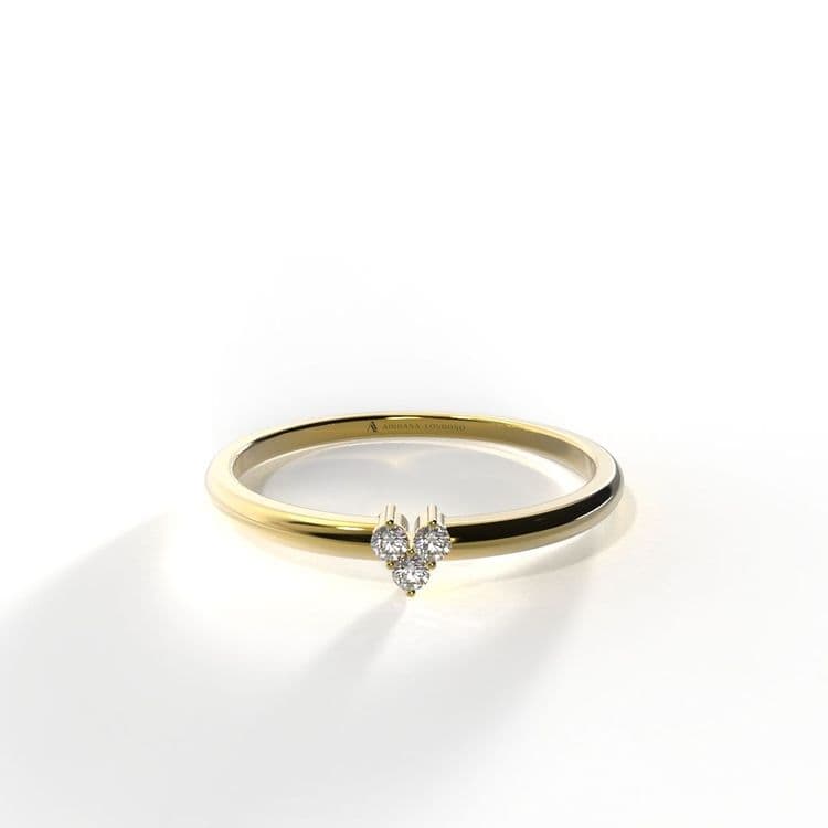 Anillo con 3 diamantes forma corazon