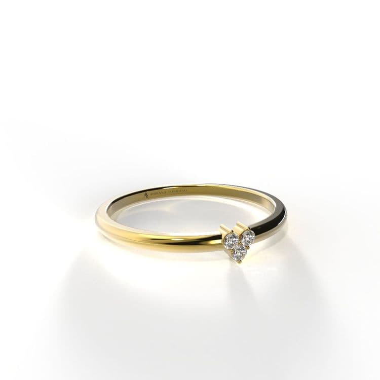 Anillo con 3 diamantes forma corazon