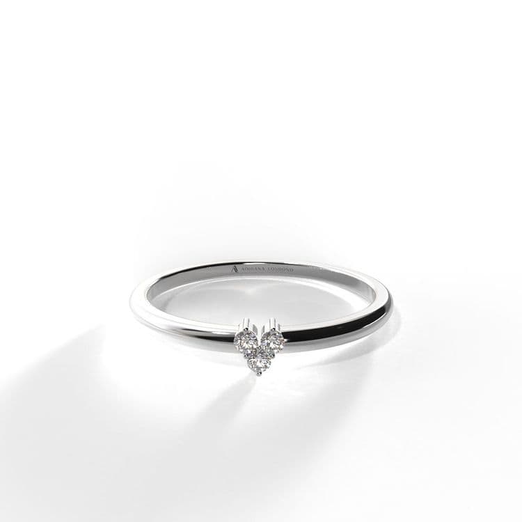 Anillo con 3 diamantes forma corazon