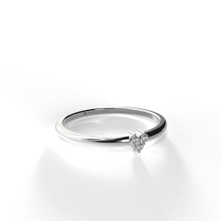 Anillo con 3 diamantes forma corazon