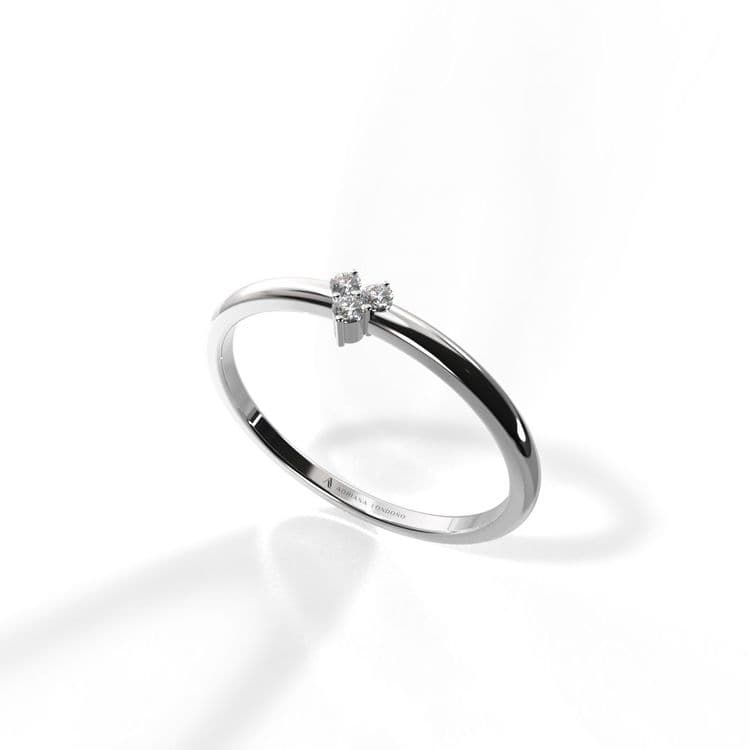 Anillo con 3 diamantes forma corazon