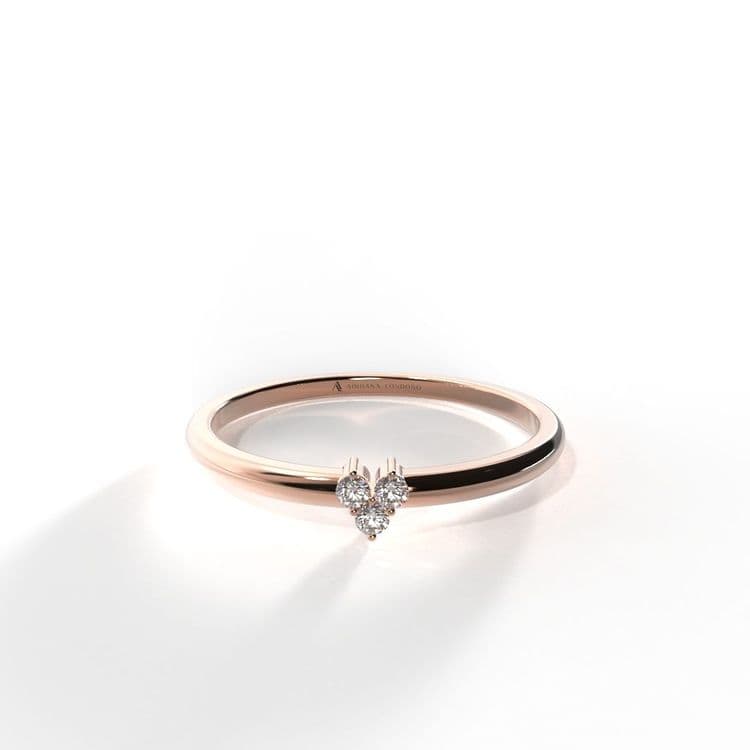 Anillo con 3 diamantes forma corazon