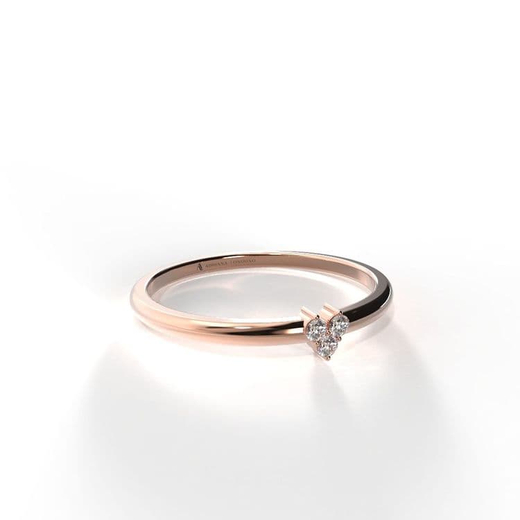 Anillo con 3 diamantes forma corazon