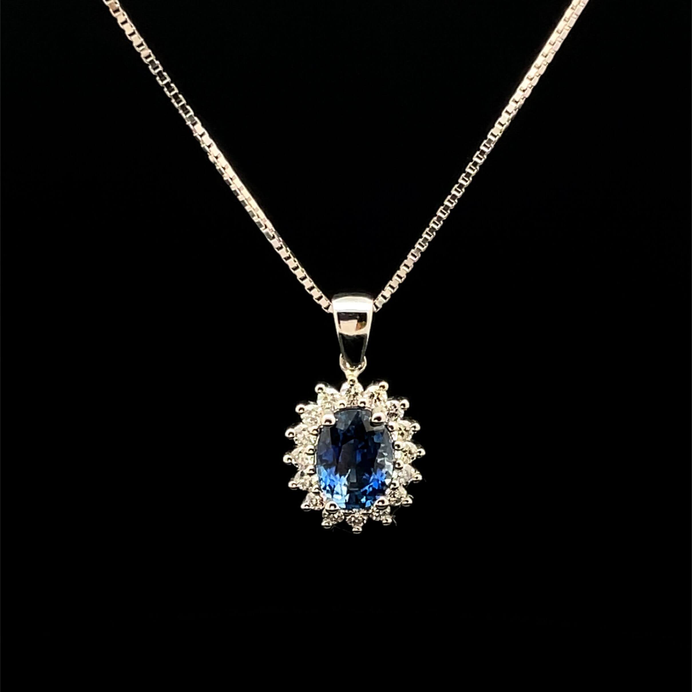 Collar de zafiro azul con halo de diamantes en oro blanco