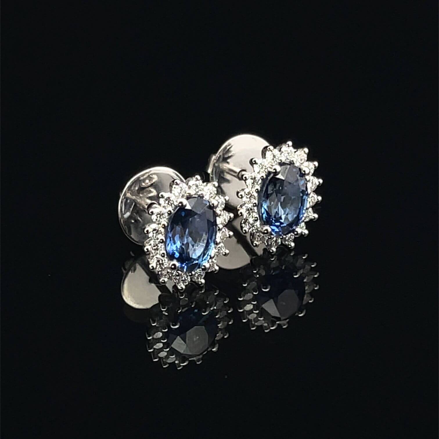 Pendientes de zafiro azul en halo con diamantes y oro blanco